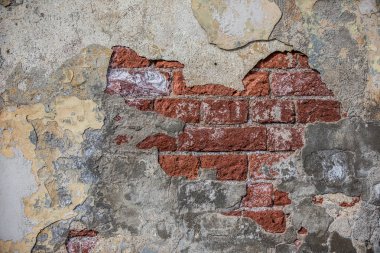 Yıkılan beton ve tuğla duvar