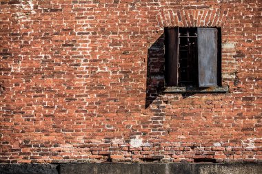 iki kırık pencere ile aşınmış eski ahır