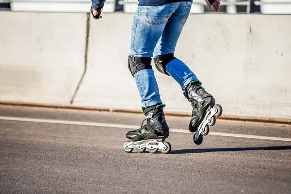 Les jambes de patin à roulettes se referment dans le skatepark. Coupe basse. Roller skates est un sport extrême . — Photo