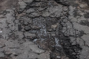 Asfalt, kötü yol, araba ile hareket riskini delik. kırık asfalt desen doku zarar