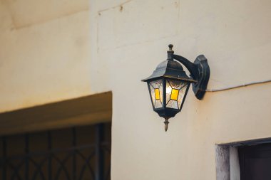 Fener tuğla üzerinde eski şehir duvar, lamba bulanıklık