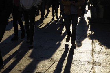 İnsanlar sokak arka plan üzerinde gölgeler. İnsanlar gölgeler. Yayalar kaldırımda öngörülen Yürüyen gölgeler. Güneşli bir gün, bir grup insan üzerinde siyah ve beyaz, B W, gölgelerde sanatsal fotoğraf