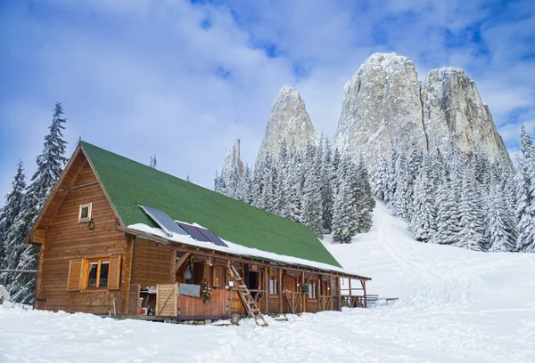 Hütte im Gebirge — Stockfoto