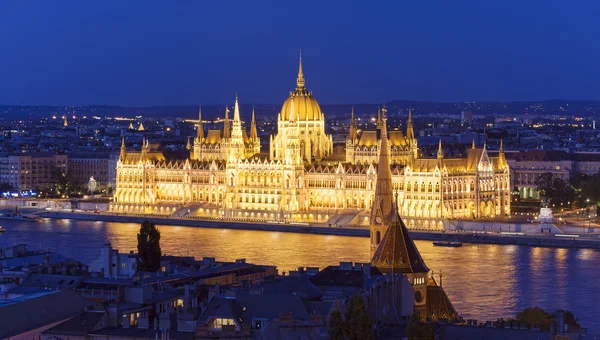 夜のブダペスト議会は — ストック写真