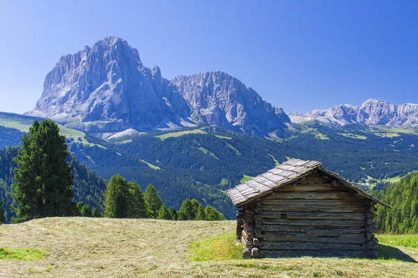 Cabane dans un paysage de montagne — Photo