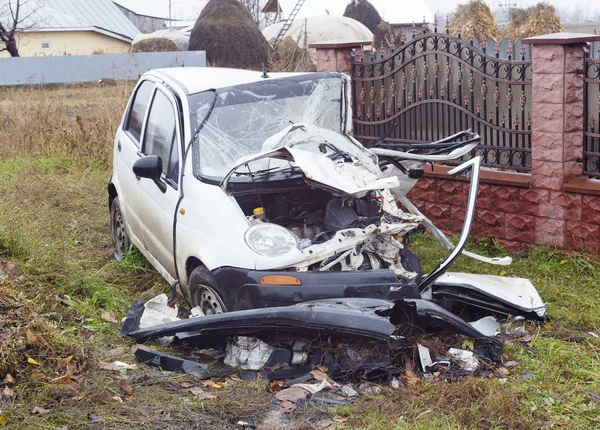 Coche destrozado en accidente —  Fotos de Stock