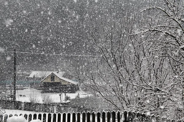 Сніг в селі Румунії — стокове фото
