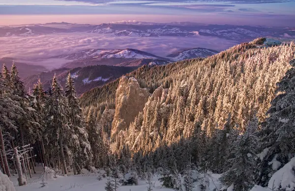 Coucher de soleil mystique d'hiver en montagne — Photo