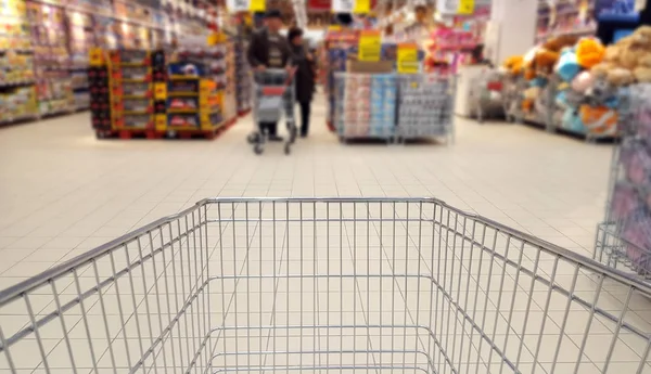 Shopping cart in supermarket — Stock Photo, Image