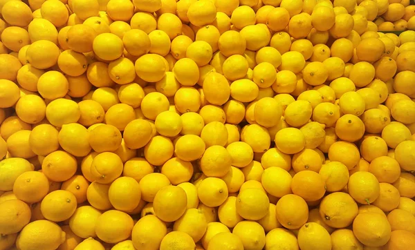 Bir pazarda limon — Stok fotoğraf