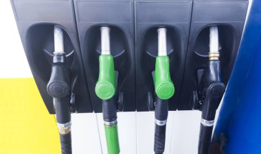 Benzin istasyonunda yakıt pompaları