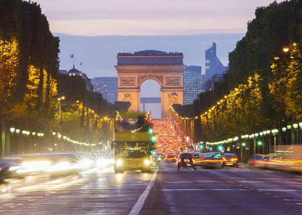 Parijs stad traffic's nachts, Frankrijk — Stockfoto