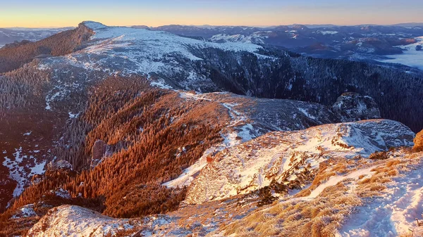 Χειμωνιάτικο σκηνικό στο βουνό Ceahlau — Φωτογραφία Αρχείου