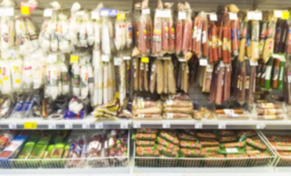 Vervaging van salami en vlees in de supermarkt — Stockfoto