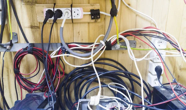 Cables de alambre desordenado —  Fotos de Stock