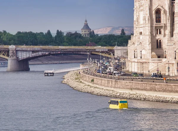 Cestovní ruch s autobusem na vodě, Budapest city cestování — Stock fotografie