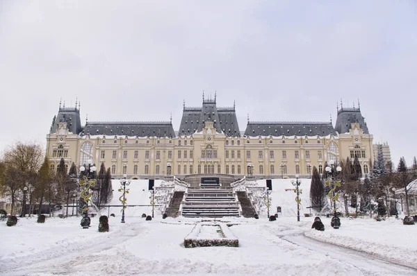 Vista frontale del Palazzo della Cultura nella città di Iasi — Foto Stock