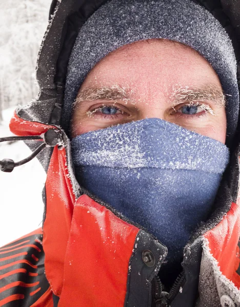 Congelato uomo faccia in inverno scena — Foto Stock