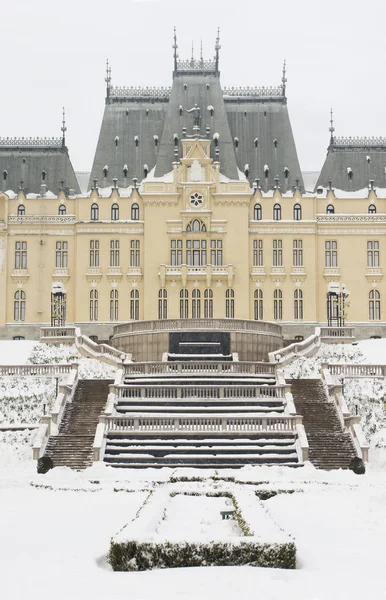 Čelní pohled paláce kultury ve městě Iasi — Stock fotografie