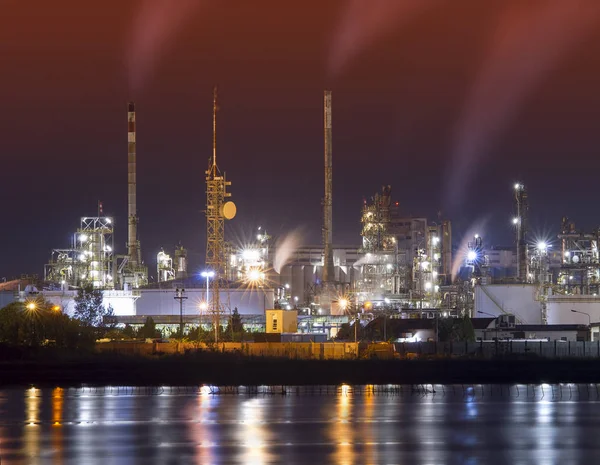 Petrochemische fabriek 's nachts — Stockfoto