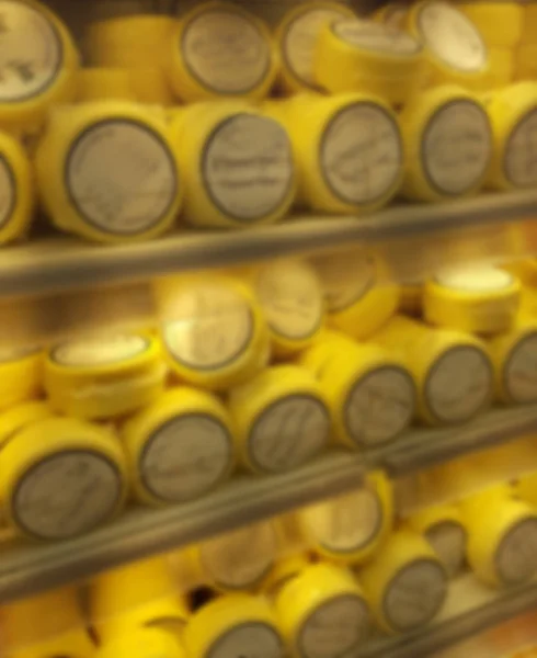 Onscherp beeld van kaas producten — Stockfoto