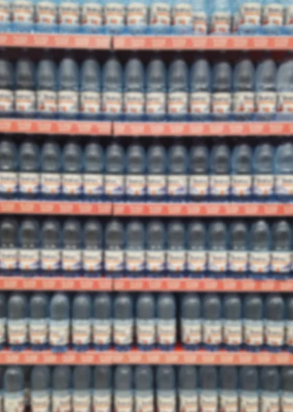 Abstracte vervaging van vele flessen water in winkel — Stockfoto