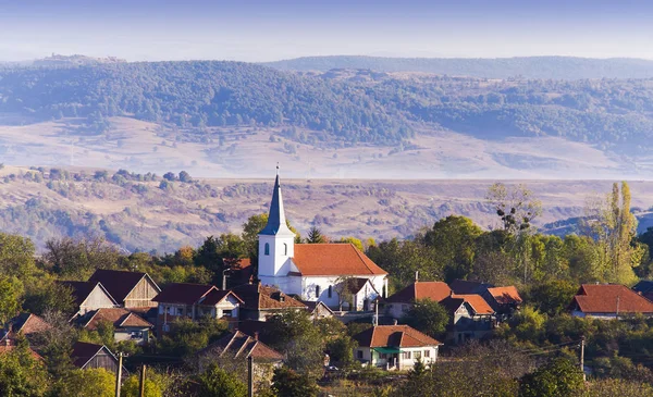 Paesaggio rurale con chiesa in Transilvania — Foto Stock