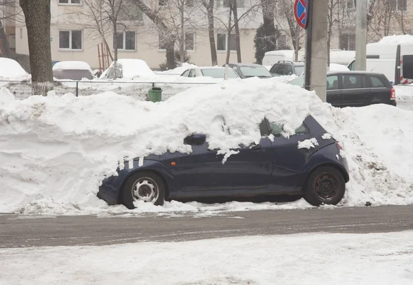 白雪覆盖下的车 — 图库照片