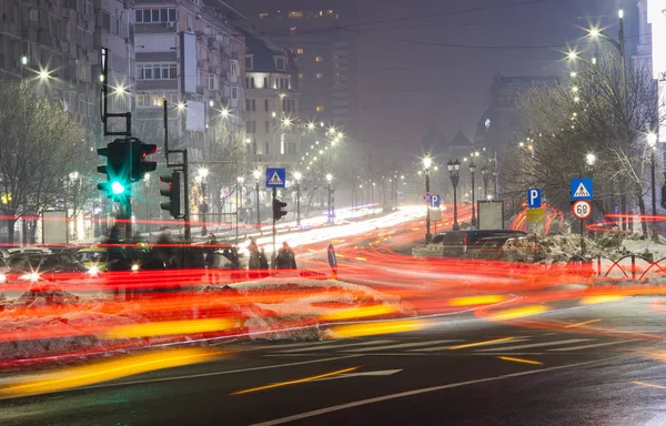 Tráfico nocturno en Bucarest — Foto de Stock