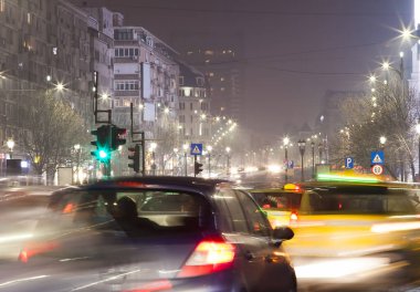 Bükreş şehir trafiğinde gece