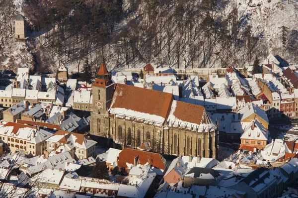 La iglesia negra en la antigua ciudad de Brasov — Foto de Stock