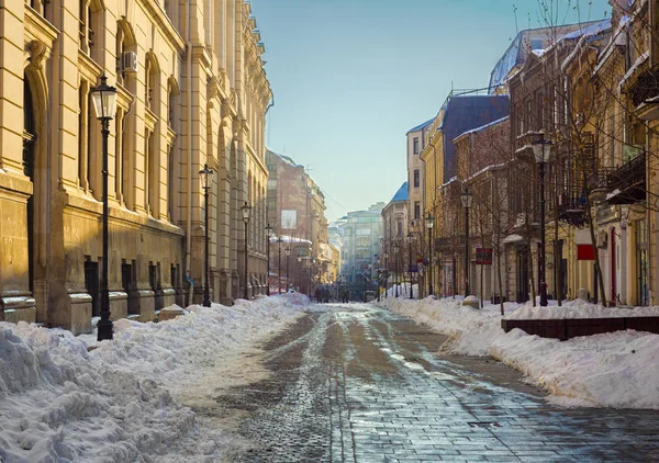 Stedelijke straat in de oude stad van het centrum van Boekarest — Stockfoto
