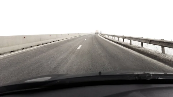 Carro dirigindo na estrada — Fotografia de Stock