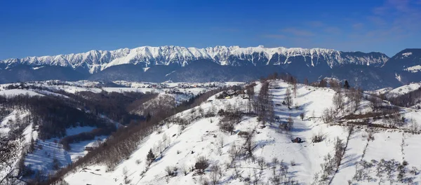 Paisagem de inverno nas montanhas — Fotografia de Stock