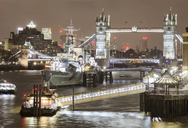 Tower Bridge och Themsen i natt — Stockfoto