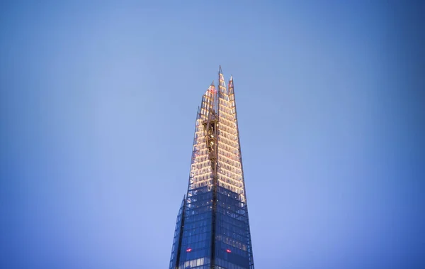 Parte superior del edificio Shard en la ciudad de Londres — Foto de Stock