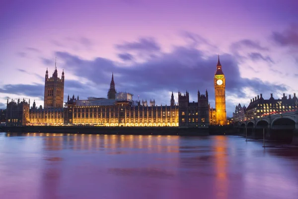 Big Ben e Casas do Parlamento em uma paisagem de pôr do sol fantasia — Fotografia de Stock