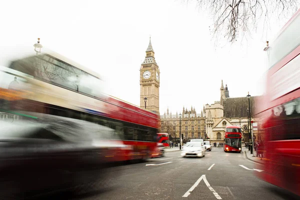 Verkeer in centraal Londen city, lange blootstelling foto van rode bus in beweging — Stockfoto