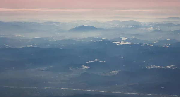 Luchtfoto van het Ceahlau massief en de omliggende bergen in de Roemeense Karpaten — Stockfoto