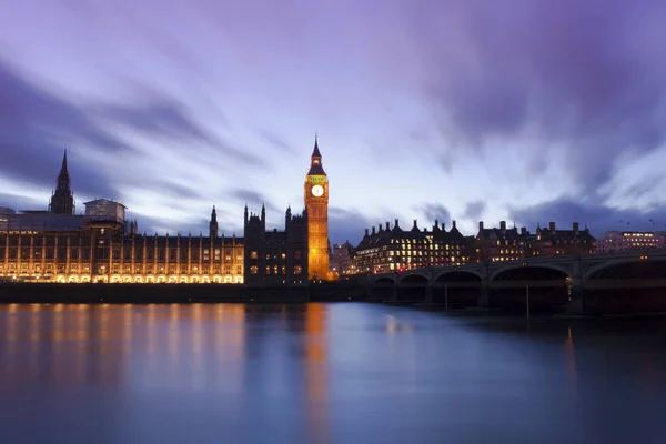 Big Ben y Casas del Parlamento en un hermoso paisaje al atardecer, Londres — Foto de Stock