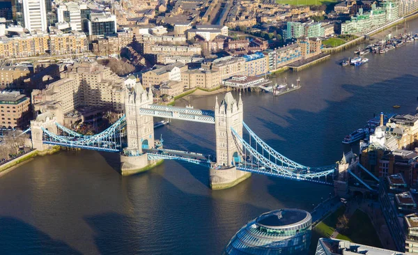 Widok z lotu ptaka z Tower Bridge w Londynie miasta — Zdjęcie stockowe