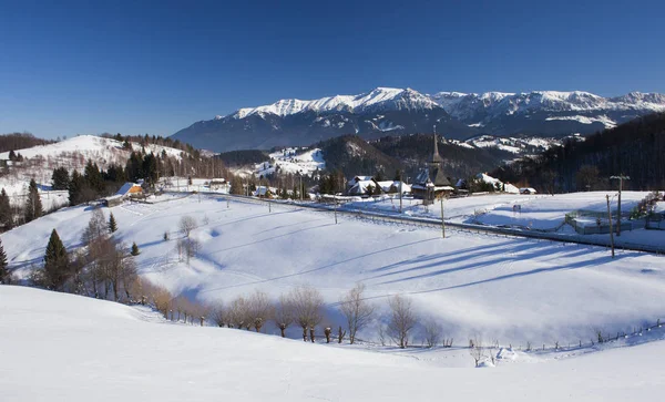 Bucegi-Gebirge in den rumänischen Karpaten und Holzkirche Drumul Carului — Stockfoto