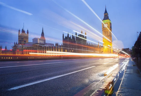 Big Ben en auto verkeer in Londen — Stockfoto