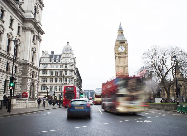 Verkeer in centraal Londen city, lange blootstelling foto — Stockfoto