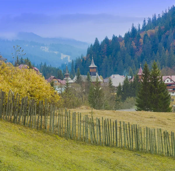 Monastère dans les montagnes de Roumanie — Photo