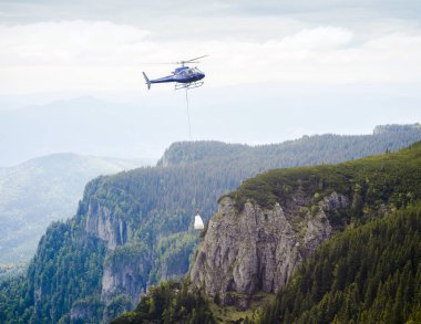 dağda mal taşıyan helikopter