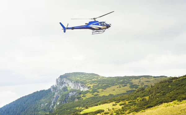 Вертолет на горном пейзаже — стоковое фото