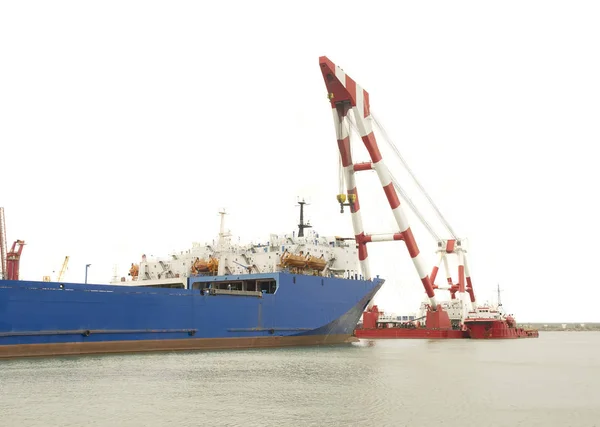 Big ship and crane — Stock Photo, Image