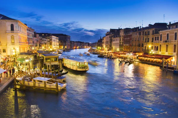 Venedig Stadt bei Nacht, Italien. — Stockfoto