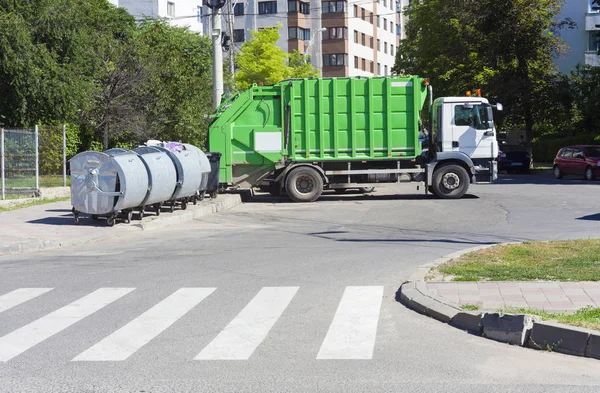 Camion à ordures avec corbeille — Photo